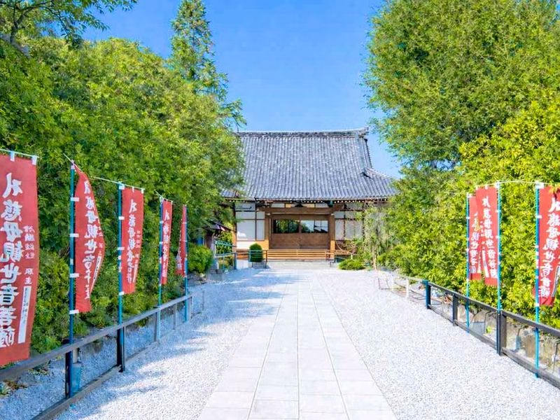 運動公園前駅より徒歩8分、いつでも気軽にお参りできます。