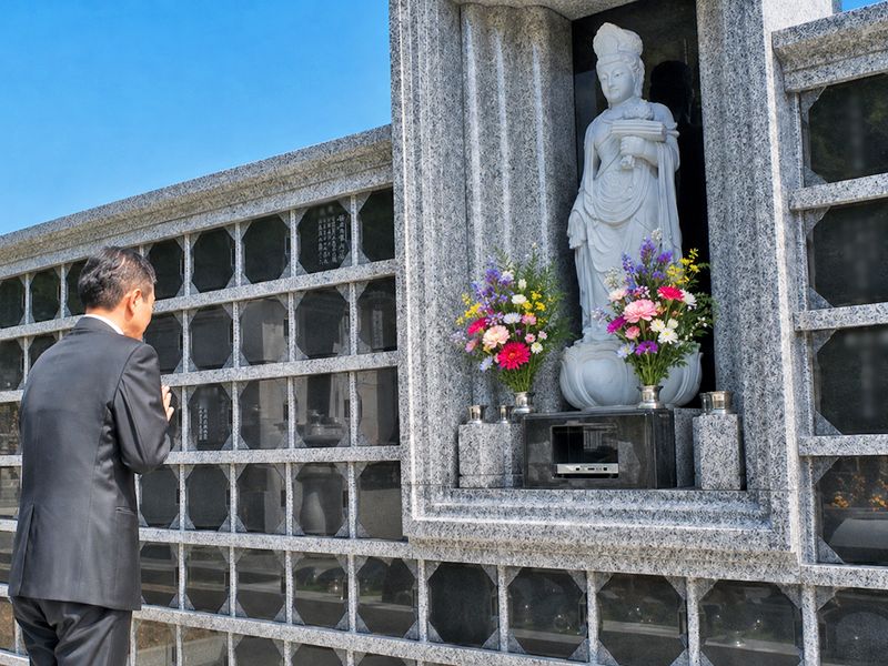 お水・お花・お線香をお供えするなど、一般的なお参りができます。