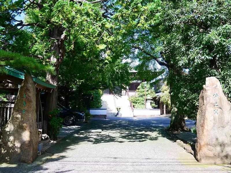 世田谷駅から徒歩2分、いつでも気軽にお参りできます