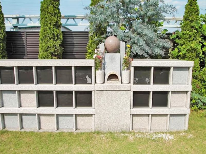 永代供養墓　家名などを彫刻したプレートをはめ込みます
