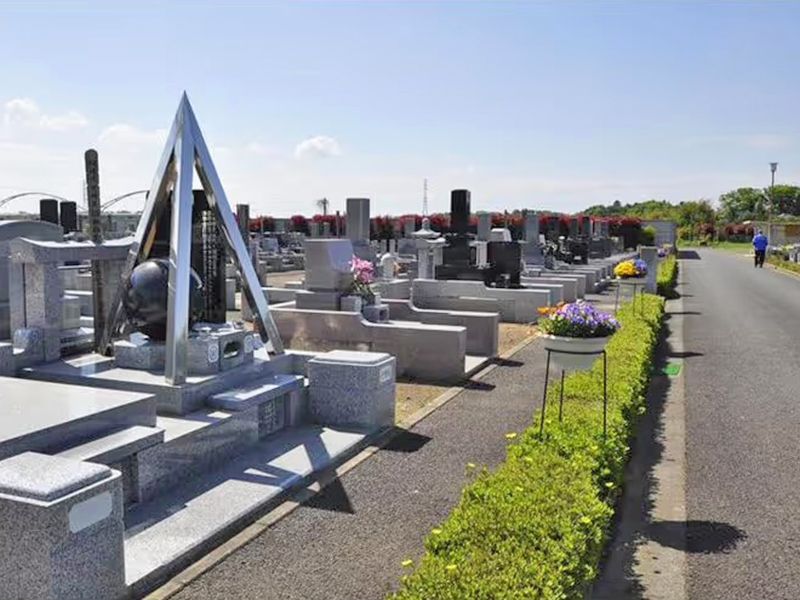 中央通路が広く、奥まで車で行けるのでお参りが楽です