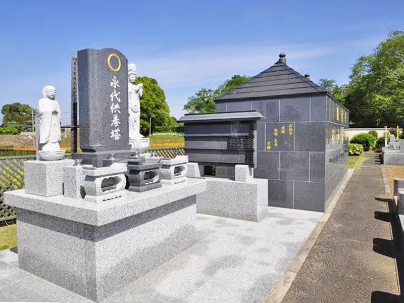 左が永代供養墓で右奥が納骨堂です。