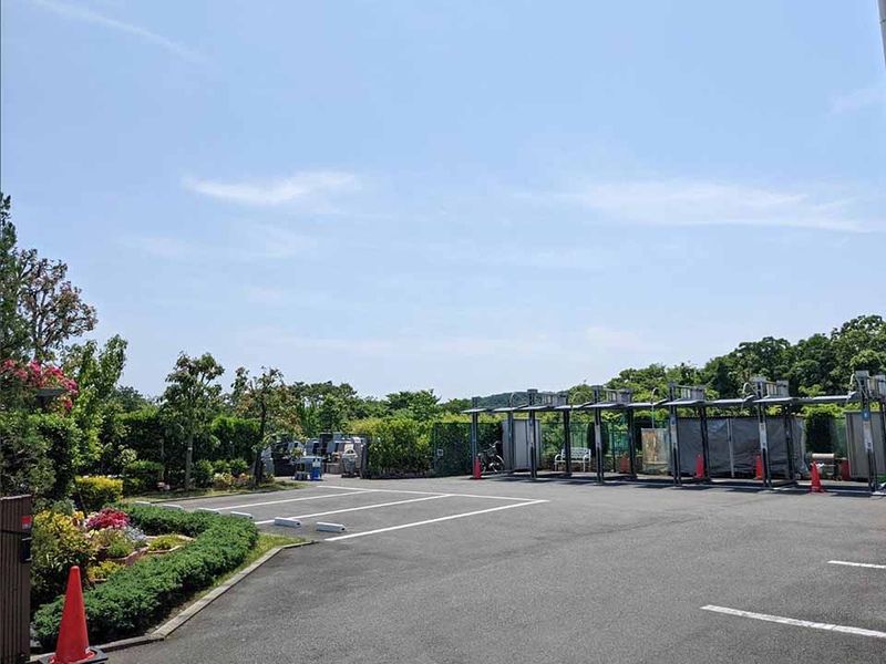 墓域に隣接した駐車場