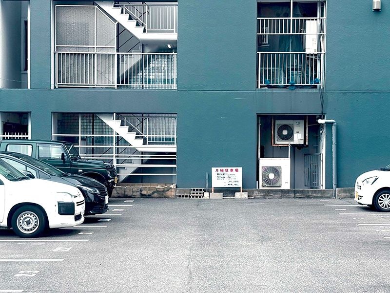 参拝用駐車場は、境内北側月極駐車場に４台（18.19.20.21番）完備しています。