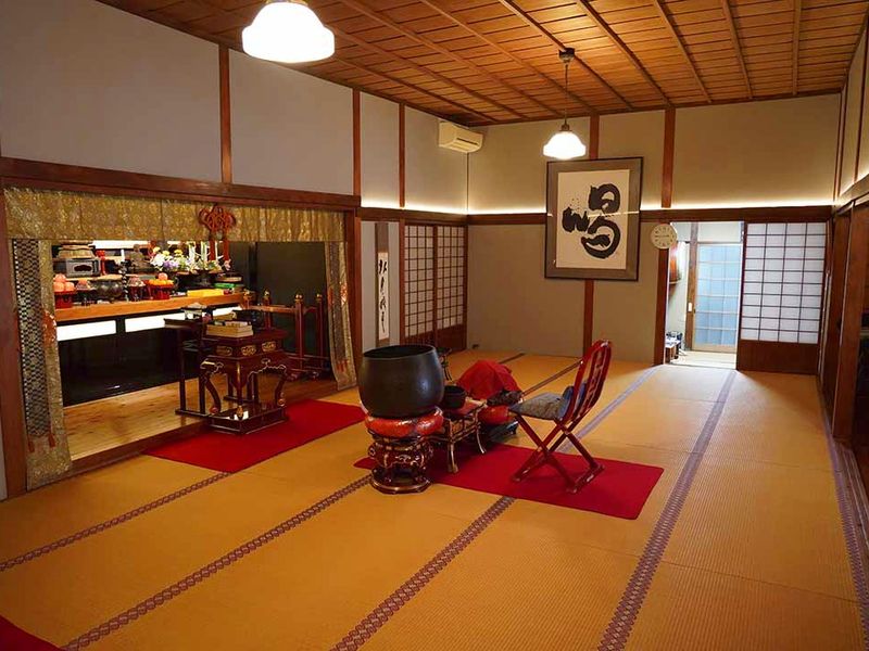 葬儀や法要にも対応する、趣ある本堂内