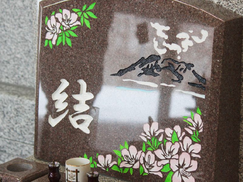 室内なので色鮮やかな彫刻が可能です