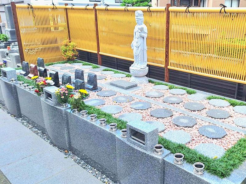 お花立てを沢山設置しておりますのでお参りの時はお花もお供えできます
