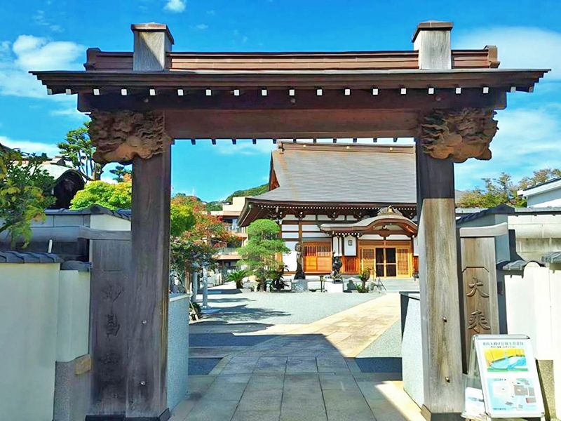 山門から本堂を望む