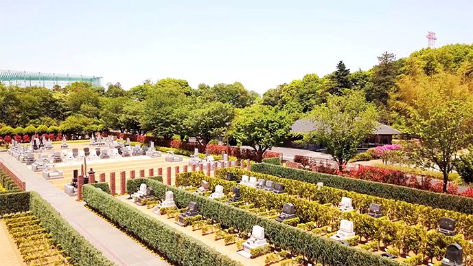 ヒューマンメモリー梅郷　自然に囲まれた苑内