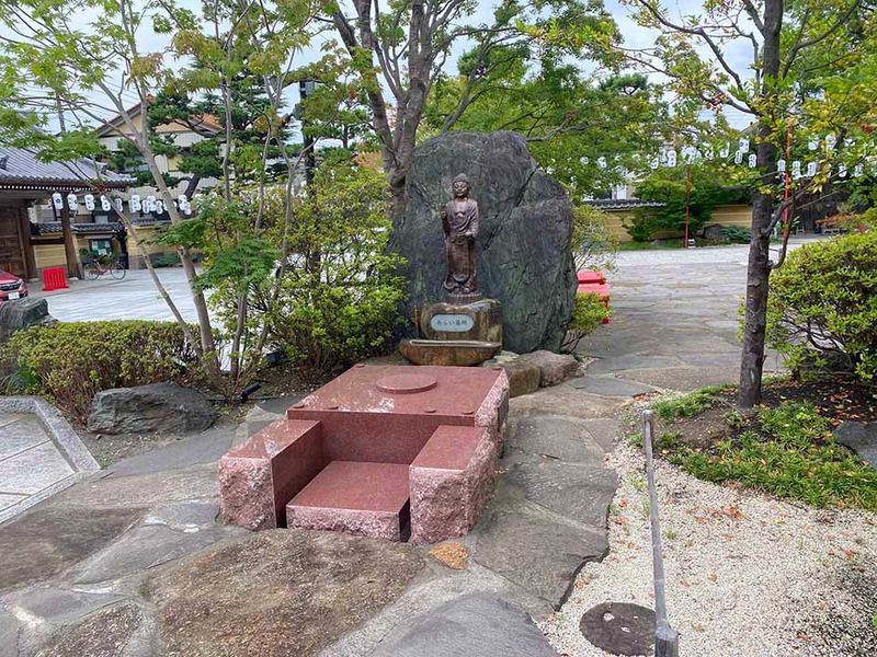 あらい大師と御影石造りの護摩壇