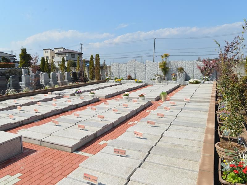 しらこばとメモリアルパーク 樹木墓 「千の郷」　手入れが行き届いている花壇