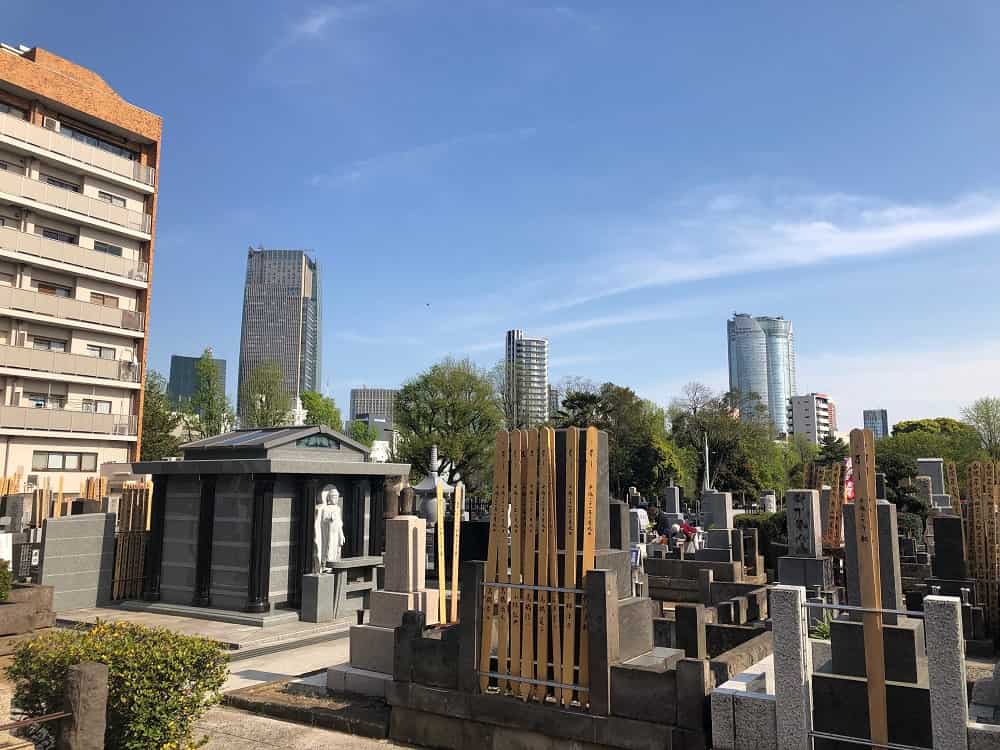 ワンランク上の街「青山」の裏手に佇む緑まぶしい高級霊園「青山墓苑」を取材しました。