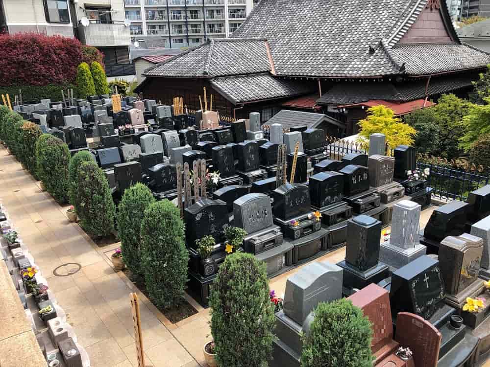墓石の並ぶ聖和苑