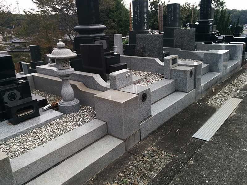 龍洞院　磨かれた黒御影石