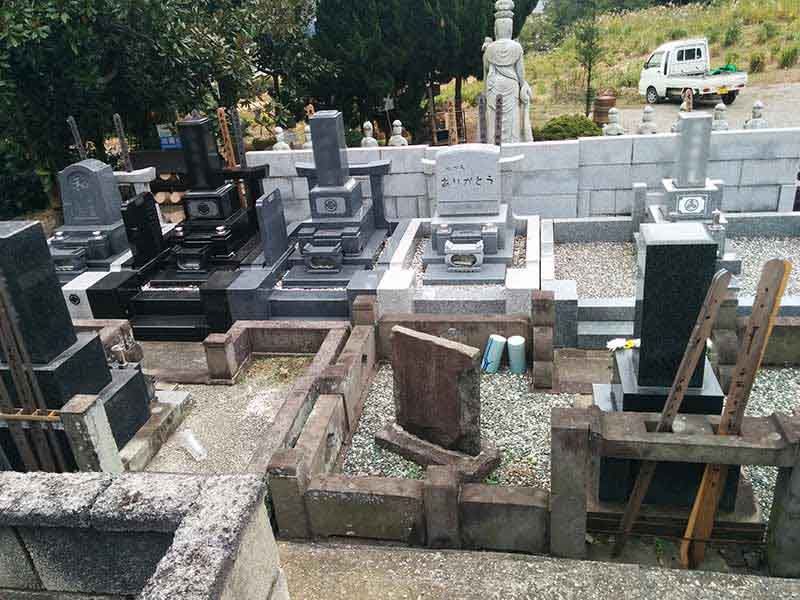 龍洞院　和型・洋型の墓石が混在する墓地