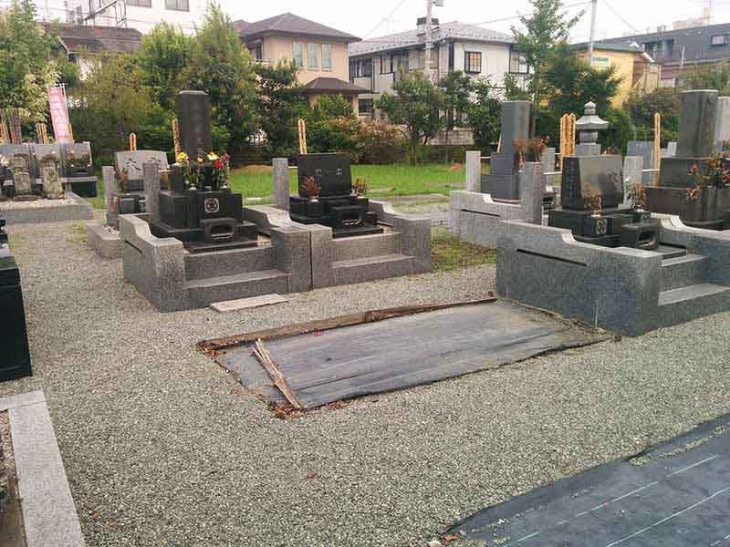 安立寺　明るい雰囲気の墓域