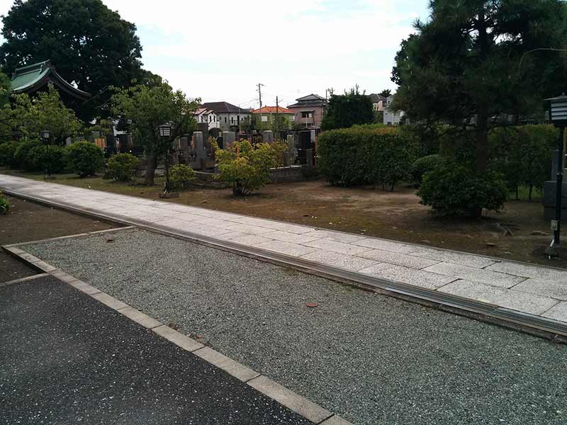 安立寺　参道はバリアフリー設計