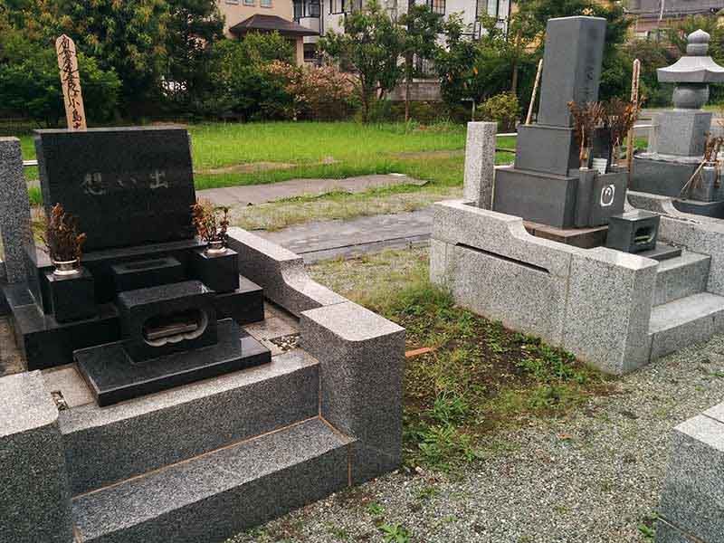 安立寺　磨かれた美しい御影石