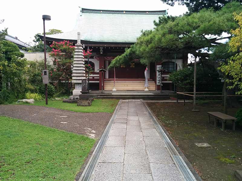 安立寺　色鮮やかな植栽が施された本堂