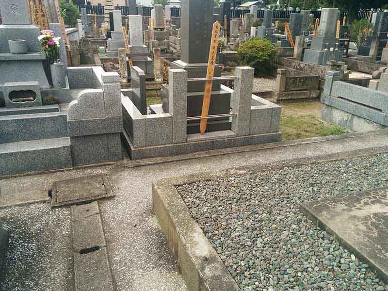 安立寺　水はけがよい参道