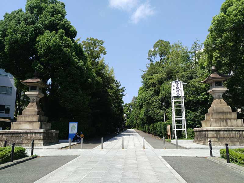 大本山 總持寺（総持寺）　大きな灯篭と緑豊かな参道