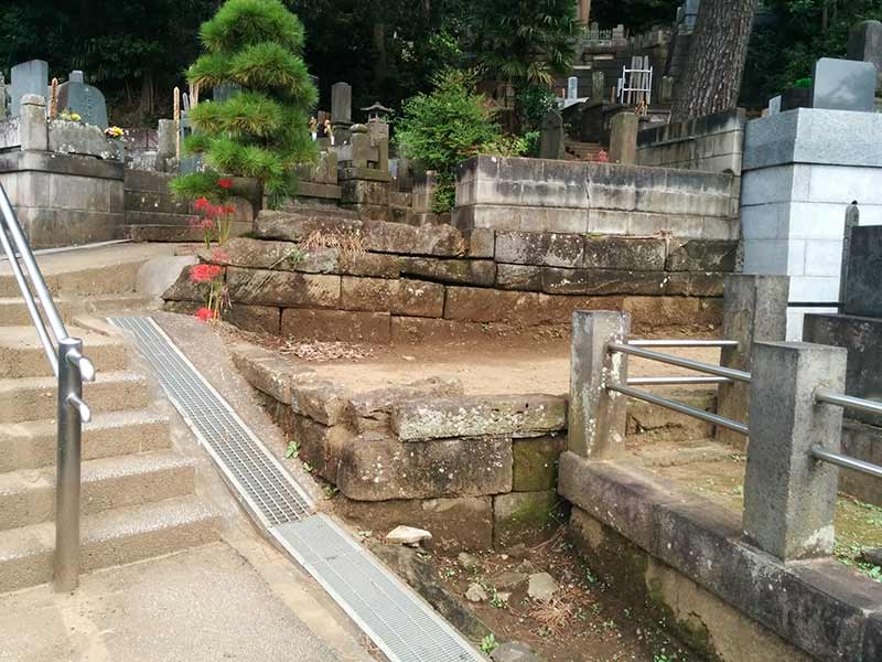妙秀山 樹源寺　手すり付きの階段
