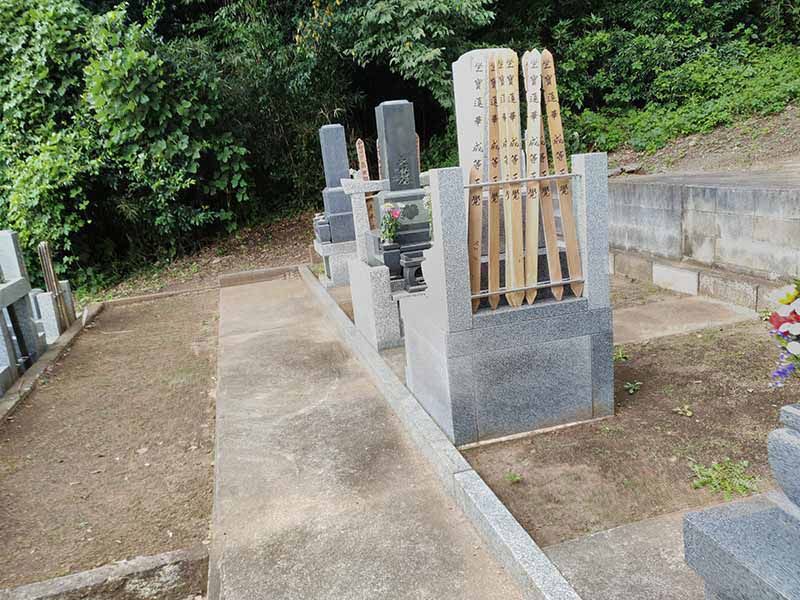 妙秀山 樹源寺　お塔婆と和型墓石