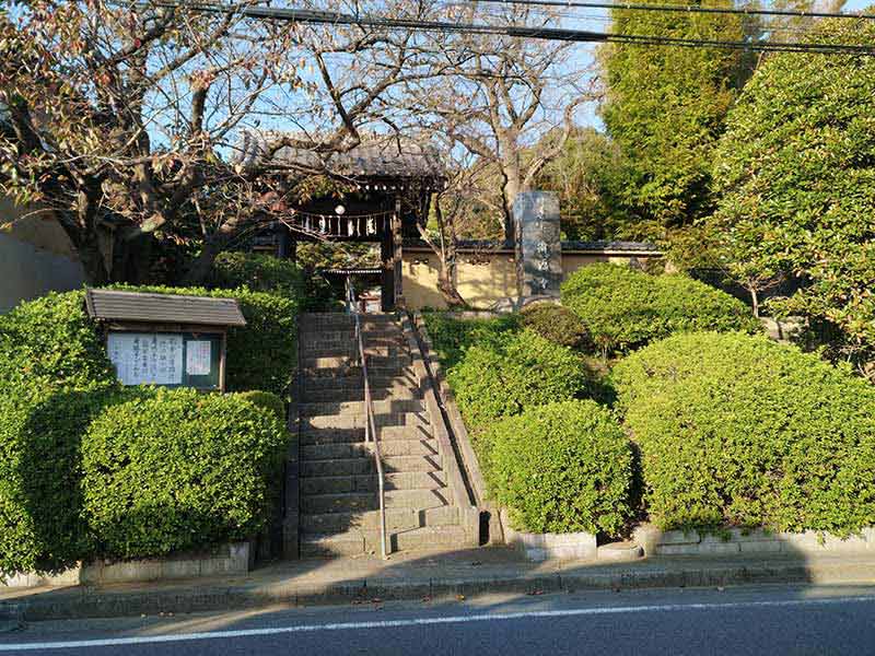 妙秀山 樹源寺　石段を登った所にある山門