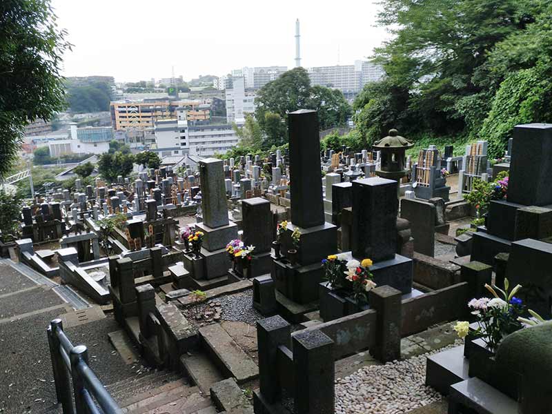 妙秀山 樹源寺　斜面に建つ和型墓石