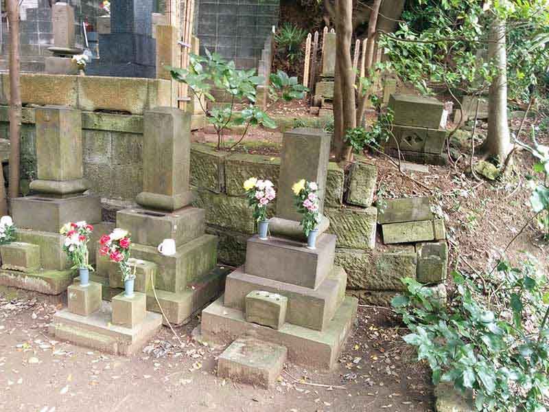 妙秀山 樹源寺　花が供えられた墓石