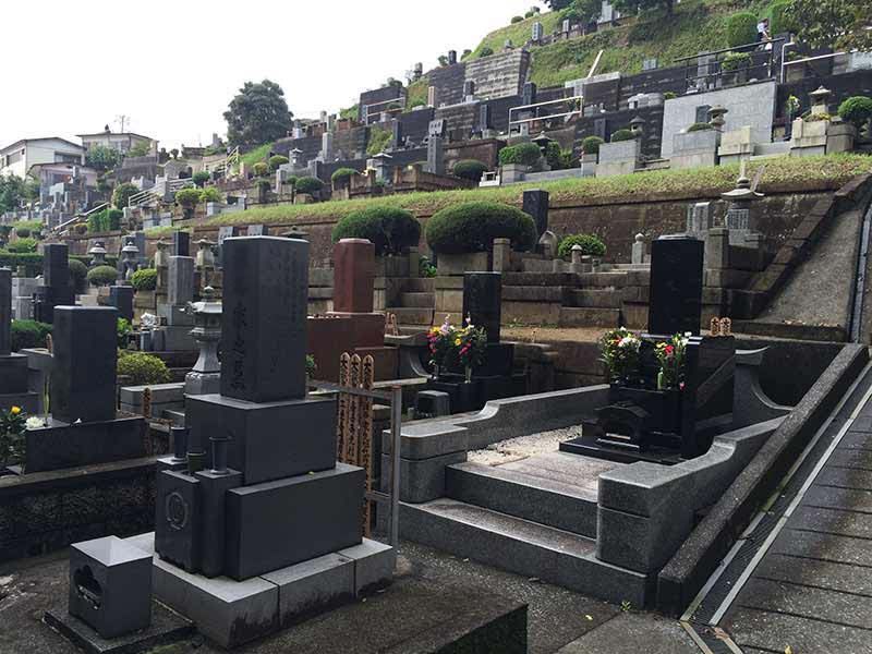 東光寺　様々な色の墓石