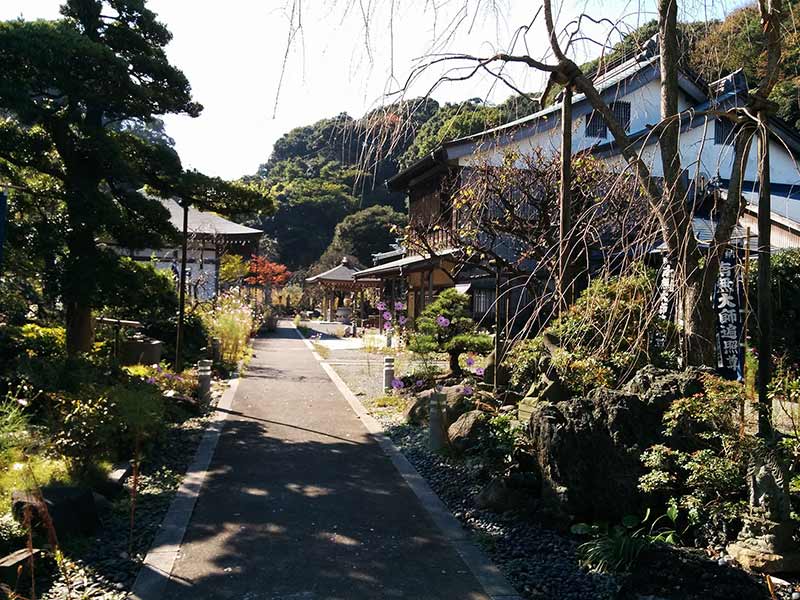 飯盛山仁王院 鎖大師青蓮寺　趣のある境内風景