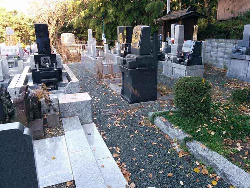 飯盛山仁王院 鎖大師青蓮寺　様々な墓石デザインが並ぶ墓域