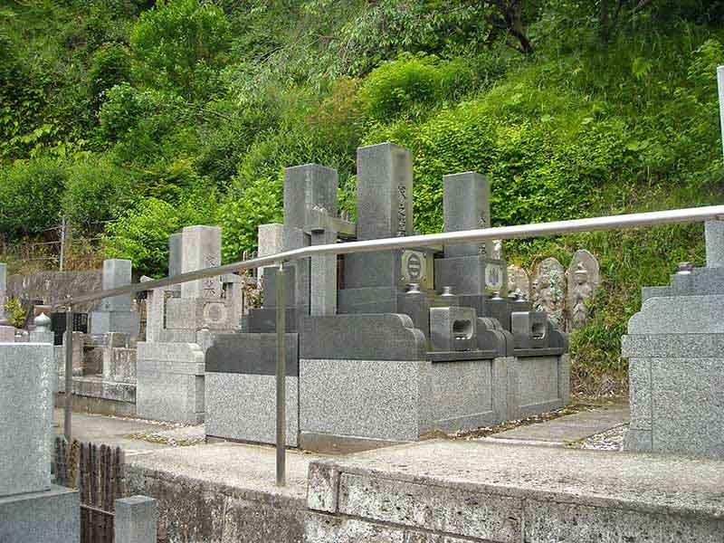 龍峰院　緑に囲まれた墓域