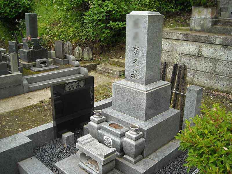 龍峰院　手入れされた墓石