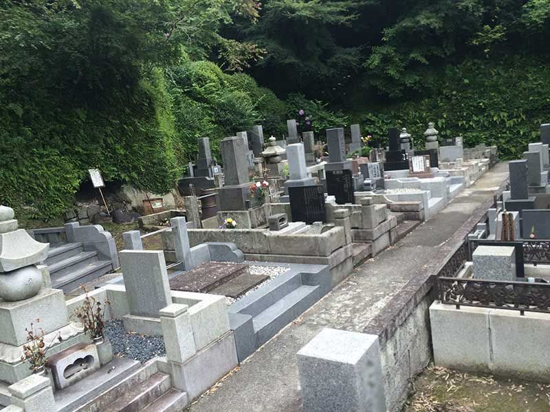 龍峰院　参道は舗装されており歩きやすい墓域