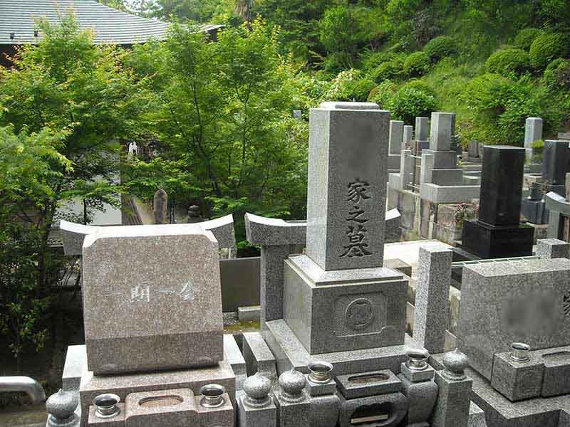 龍峰院　洋型・和型の墓石が並ぶ墓域