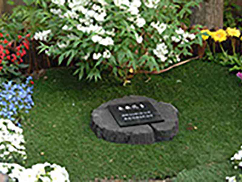 千の風 みらい園　樹木を使用した墓碑