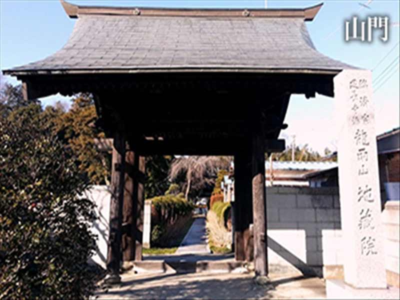臨済宗建長寺派 龍雨山 歴史的山門