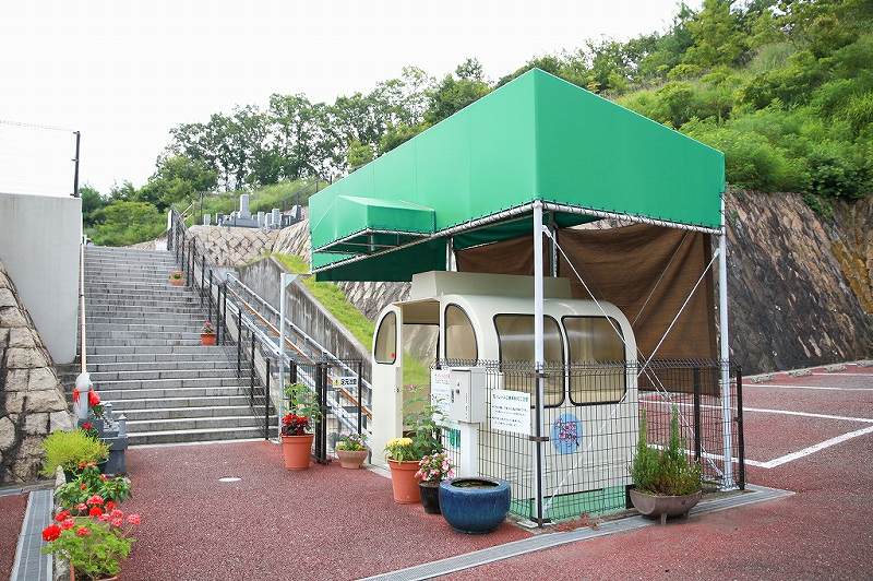 そよかぜ霊園内を移動できる園内モノレール乗り場