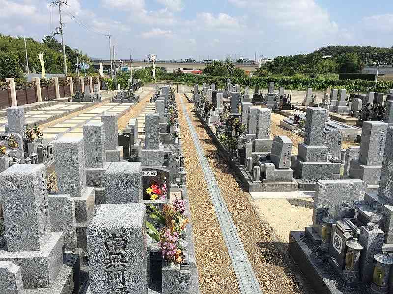 はにゅうの霊園　バリアフリー設計の参道