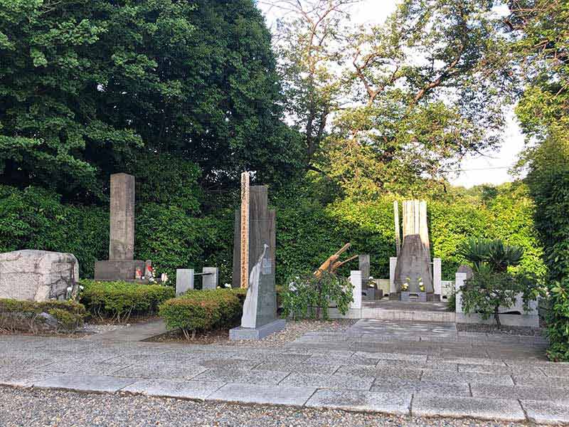 日蓮宗大本山 長栄山 池上本門寺　寺庭に建立された供養碑