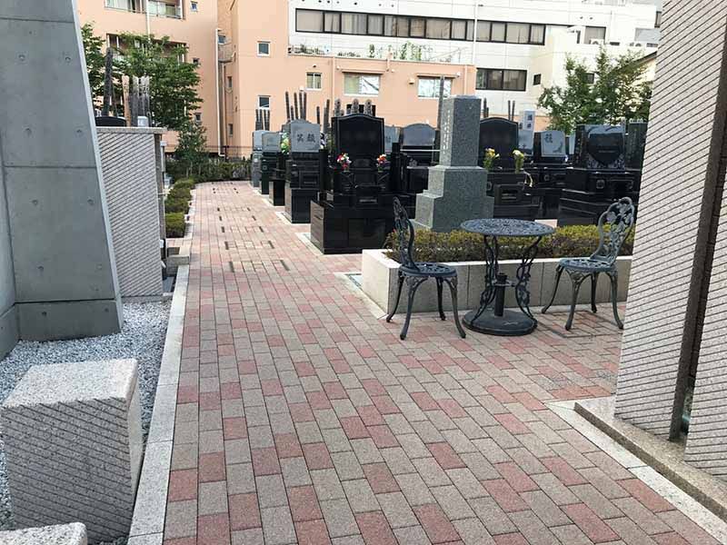 養国寺 シムティエール外苑の杜　参道にある休憩スペース