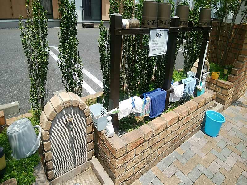 円通寺 とねり聖地　駐車場裏手にある水汲み場