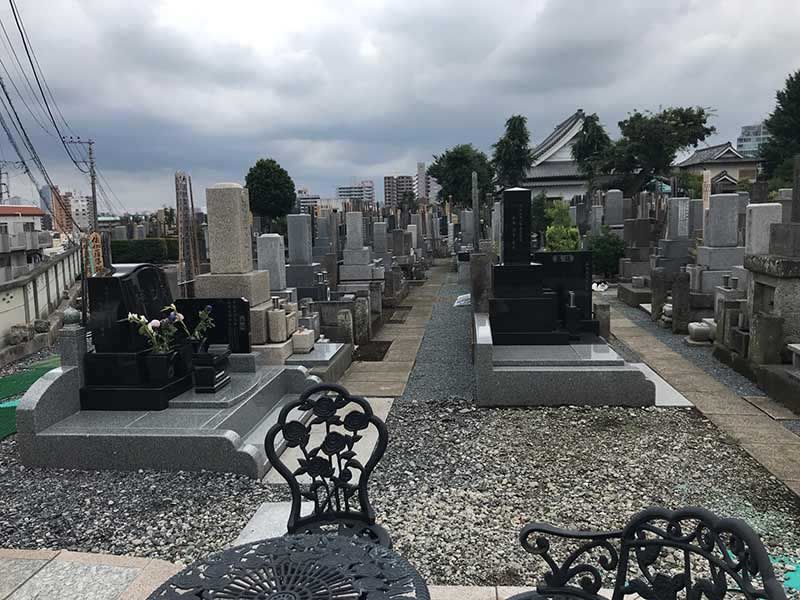 シムティエール山手の杜　和型・洋型の墓石が混在