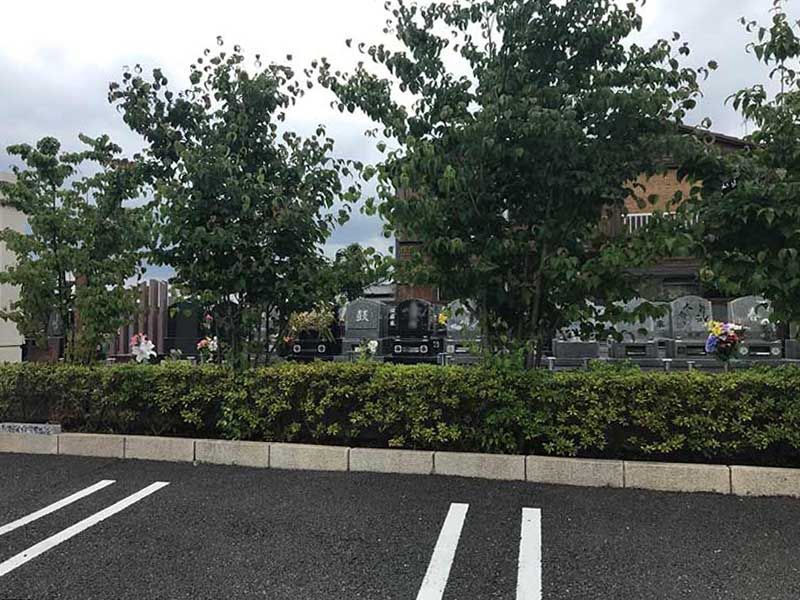 シムティエール山手の杜　駐車場は墓域に隣接