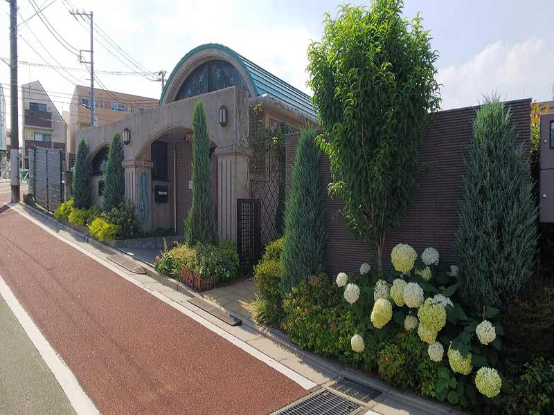 板橋向原浄苑　永代供養墓「風の標識」　手入れが行き届いている植栽