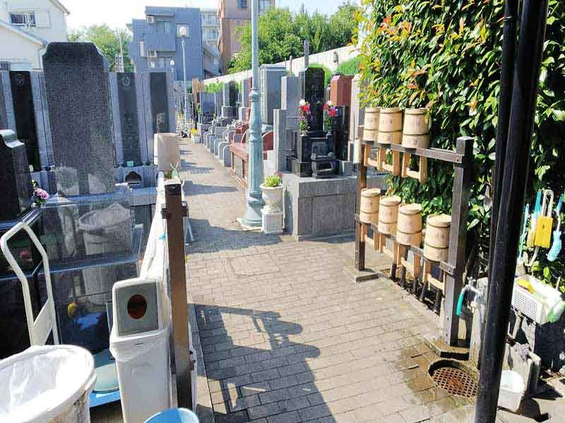 板橋向原浄苑　参道には洋風でオシャレな雰囲気の街灯