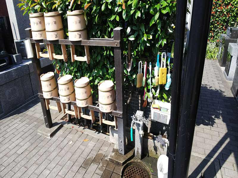 板橋向原浄苑　桶がきちんと並べられている水汲み場の様子