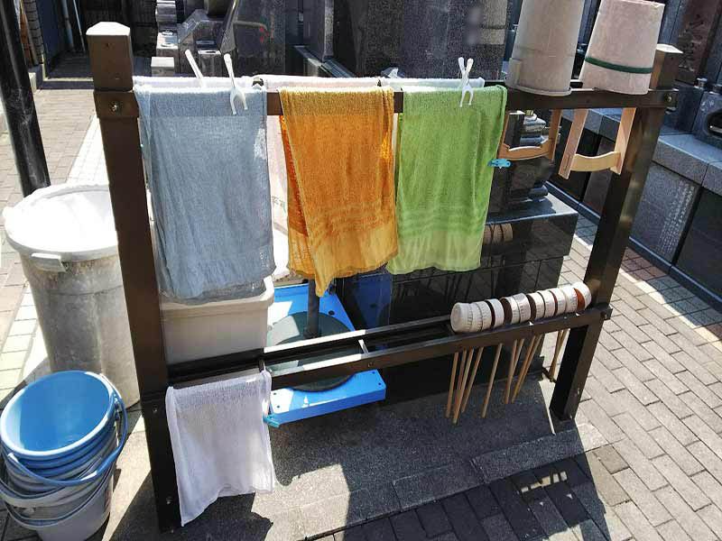 板橋向原浄苑　永代供養墓「風の標識」　用意されている掃除用具